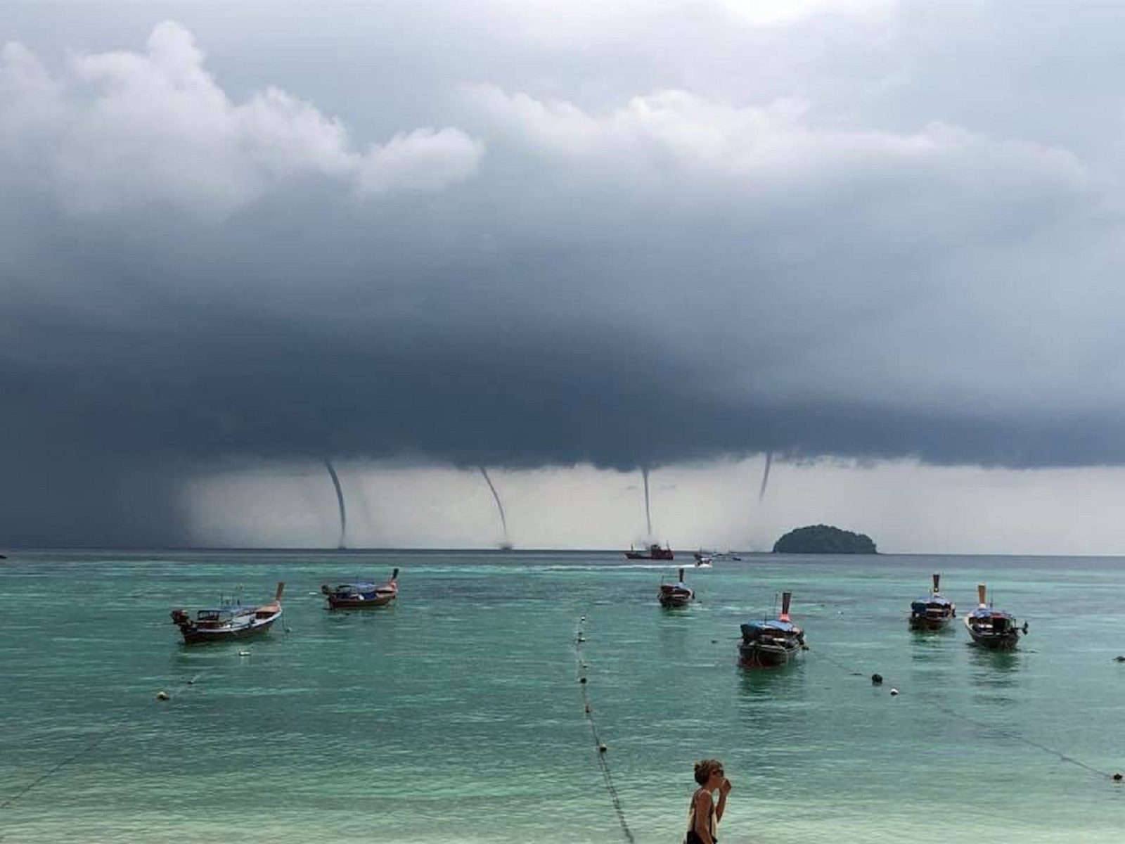 Quatre trombes marines simultanées en Thaïlande en 2018. © Satun’s resort island
